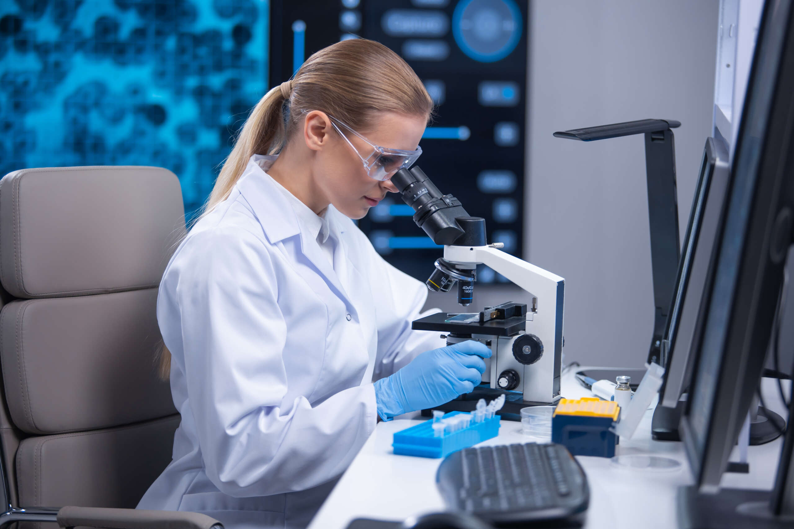 Professional,Female,Scientist,Is,Working,On,A,Vaccine,In,A